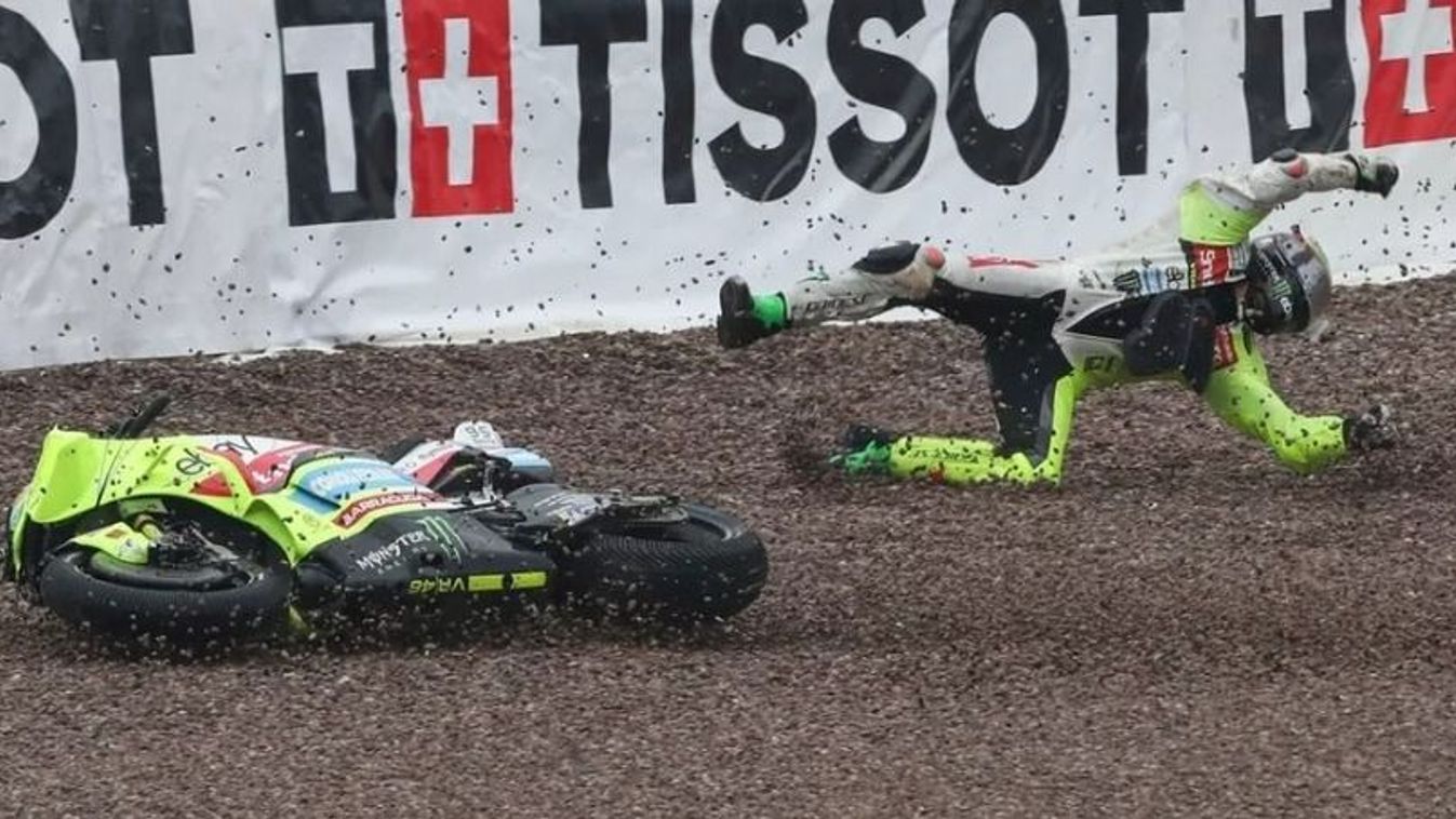 Drámába fulladt a Német MotoGP-futam: a mezőny fele bérletet váltott a sóderágyba (videó)