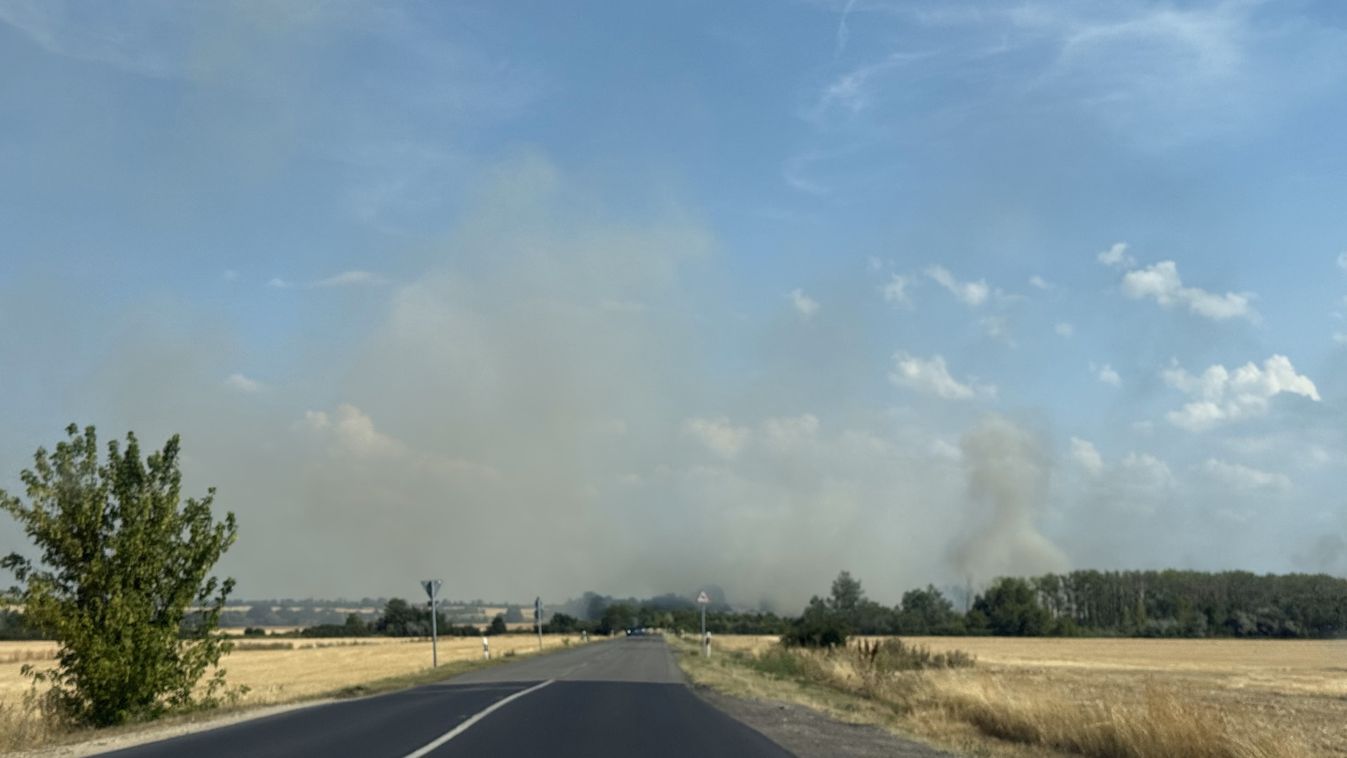 Bálázó munkagép gyulladt ki Papkeszin (fotók, videó)