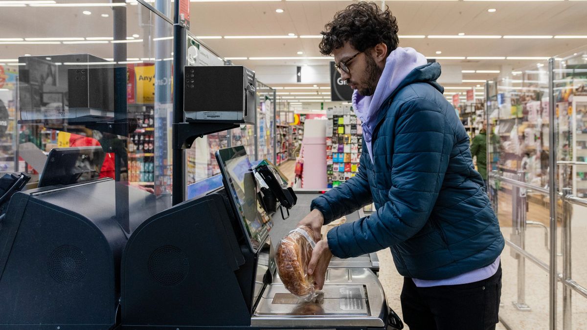 Az önkiszolgáló pénztáránál másik termék vonalkódját húzta le, hogy kevesebbet kelljen fizetnie