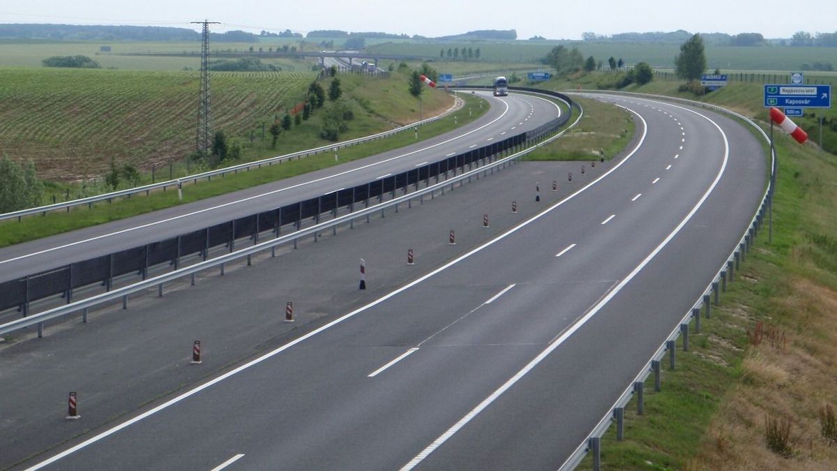 Baleset történt az M7-es autópálya Balaton felé vezető oldalán a 30-as kilométernél.