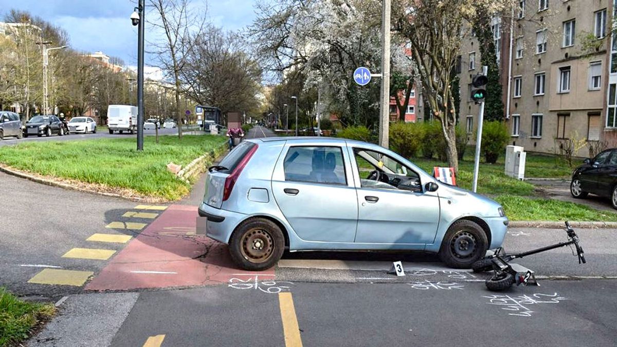 Meghalt az elektromos rolleres, akit frontálisan elgázolt egy autó ma hajnalban