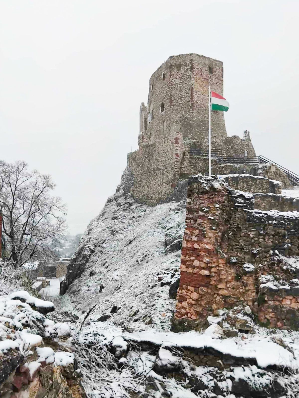 A cseszneki vár környéke is teljesen kifehéredett a hóesésben 