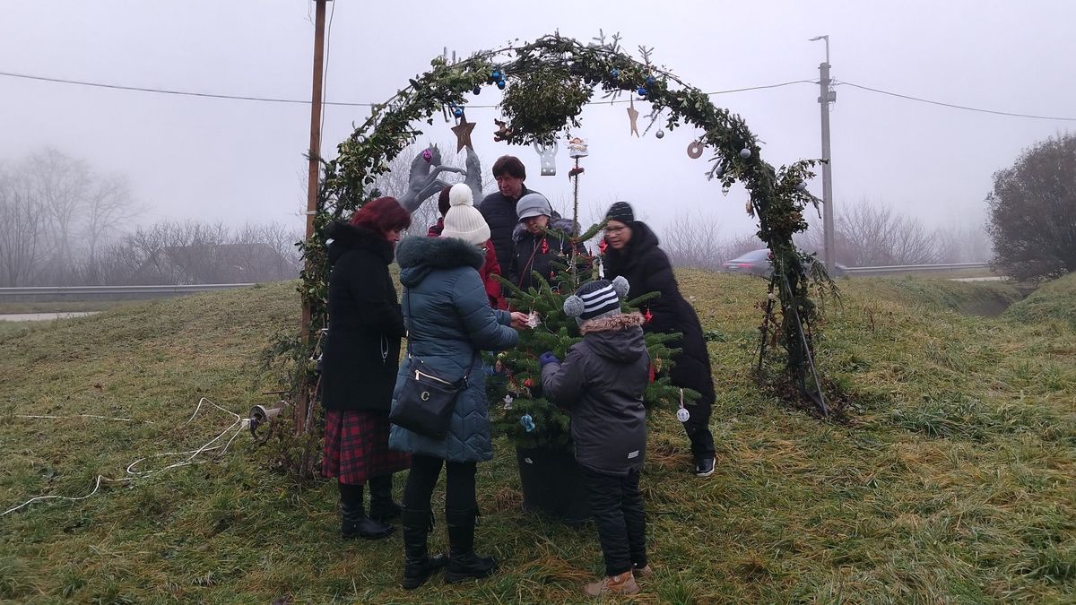 Karácsonyi dallamok az ajkai Csikó szobornál