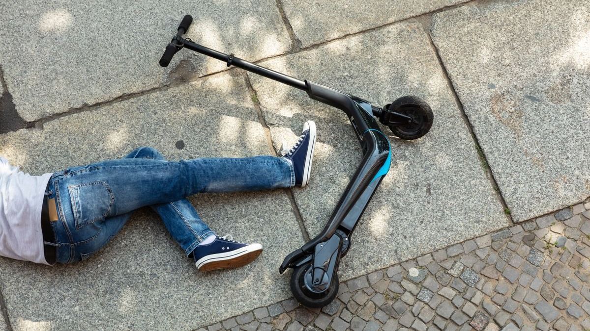 Számos balesetet okoztak az elektromos rolleresek 2025-ben, szerencsére jövőre jön a szigorítás (videó)