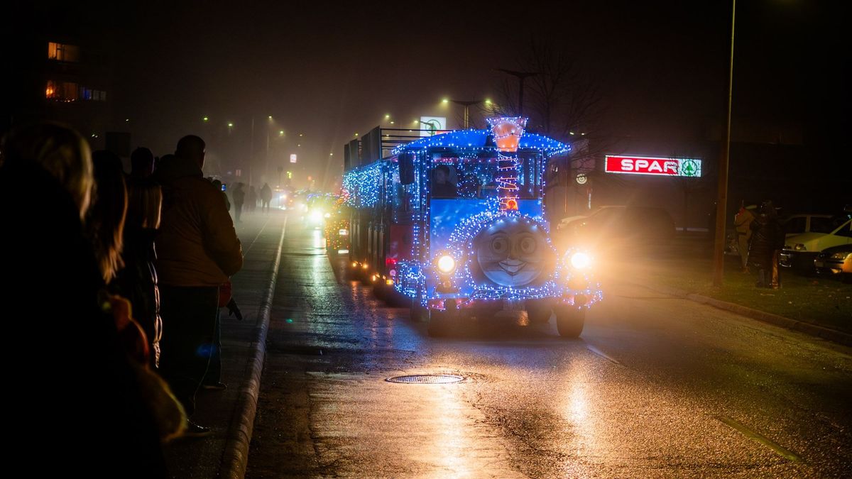 Autók a karácsony fényeiben (videó)