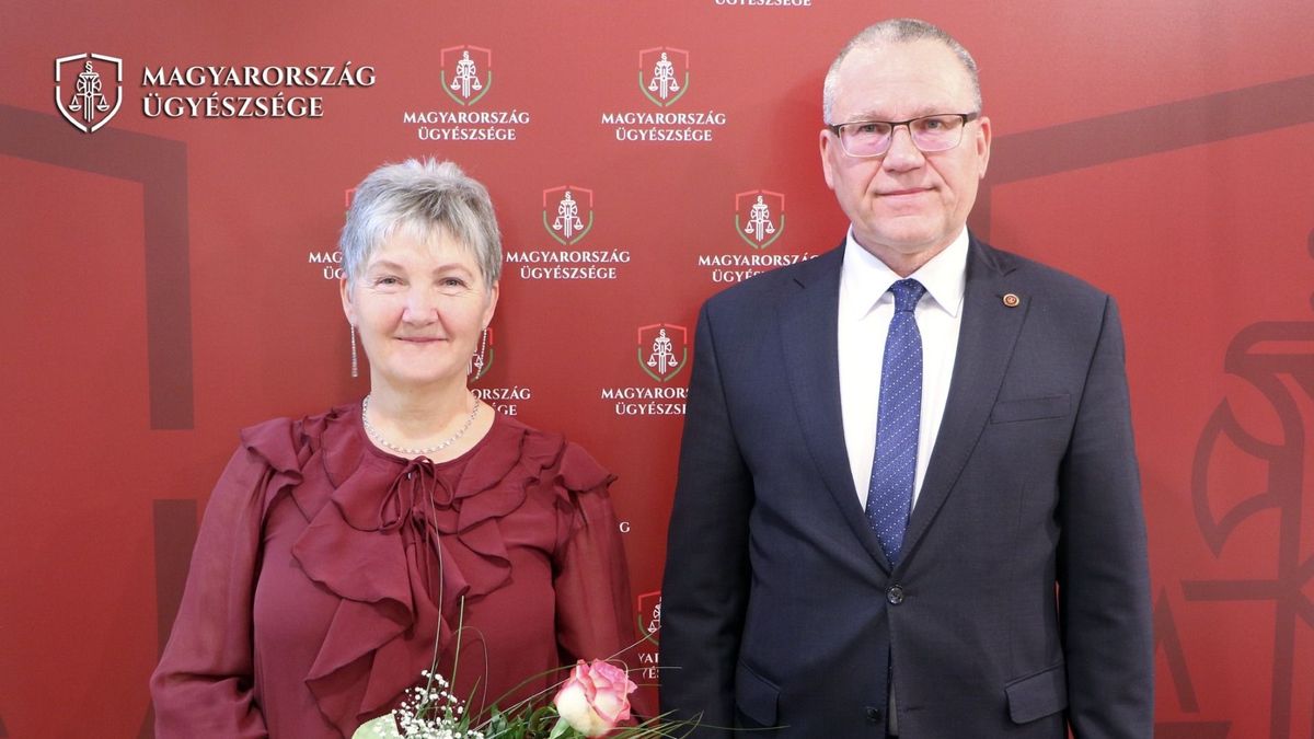 Elismerésben részesült a Veszprémi Járási Ügyészség nyugdíjba vonult munkatársa