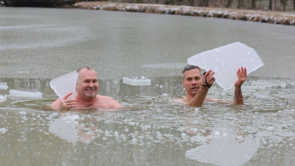 Téli fürdő a jeges vízben: sokan élvezik a deres csobbanást