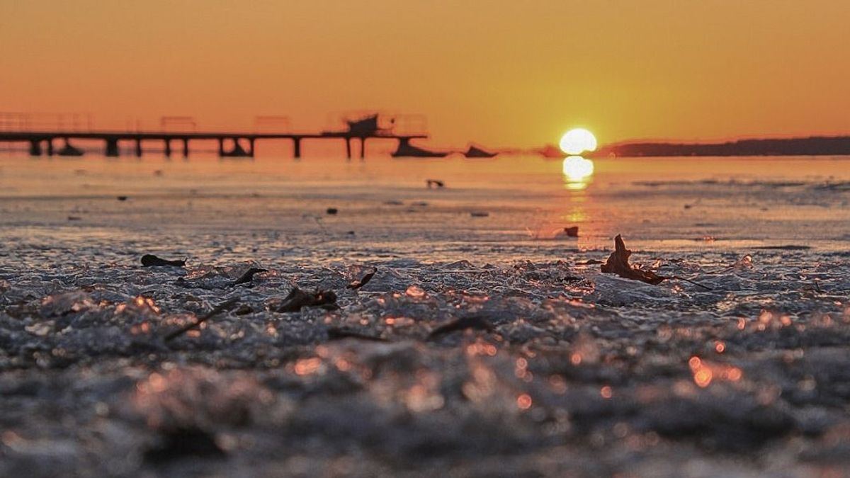 Ez nem szilveszteri vicc: elkezdett befagyni a Balaton! (+ videó)