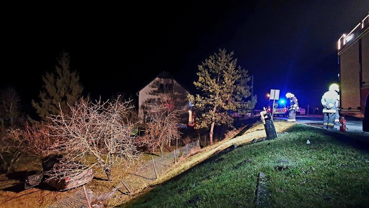 Egy családi ház udvarában landolt egy autó szenteste a Bakonyban (+ fotók)