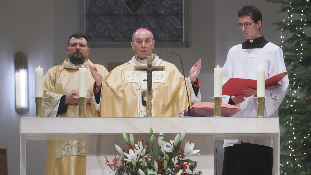 „Teremtsünk békességet a világban!” – Éjféli szentmise a Szent Mihály Főszékesegyházban (+ galéria)