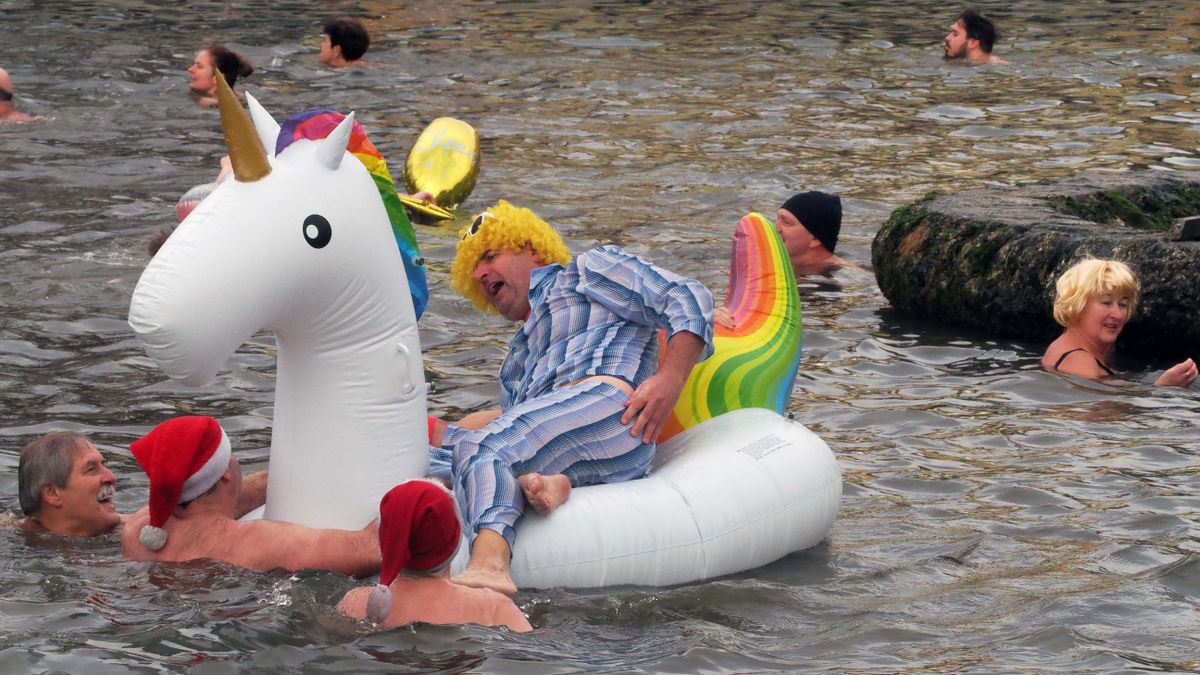 Dacoltak a faggyal: szilveszteri csobbanással búcsúztatták az óévet Tapolcán (+ fotók, videó)
