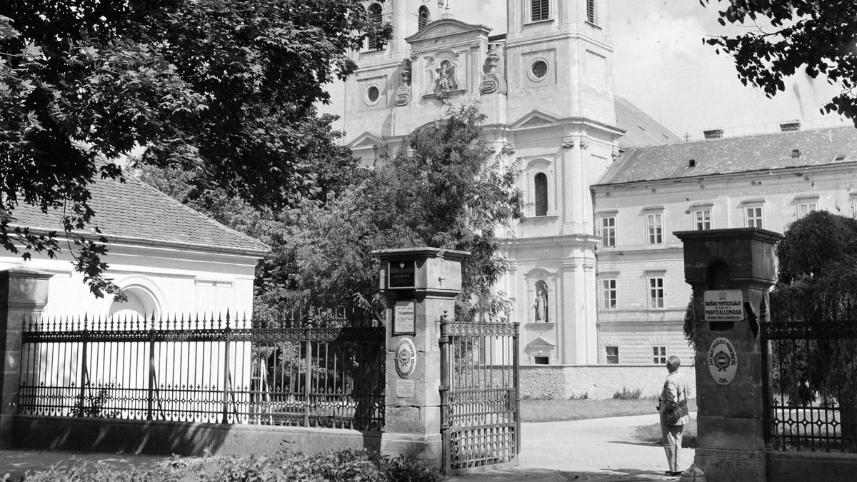 Ilyen volt, ilyen lett a kincseket és legendákat rejtő bakonyi apátság bejárata (képgaléria, videó)