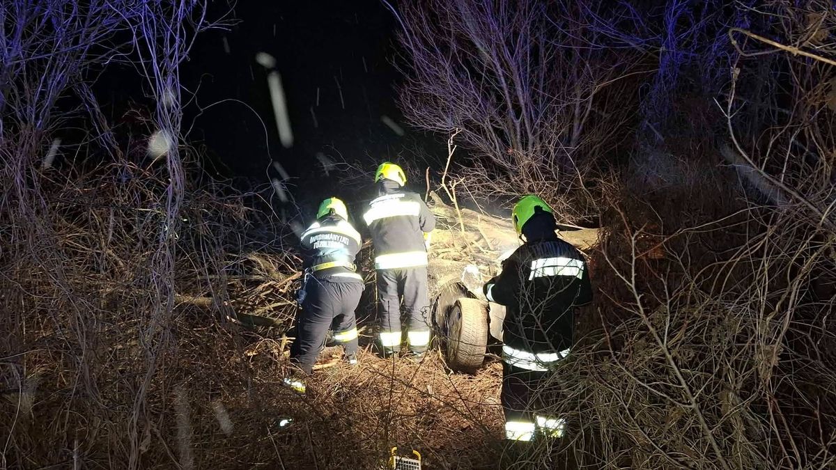 Bokrok közé csapódott egy Passat szilveszterkor a Balaton-parton (+ helyszíni fotók)