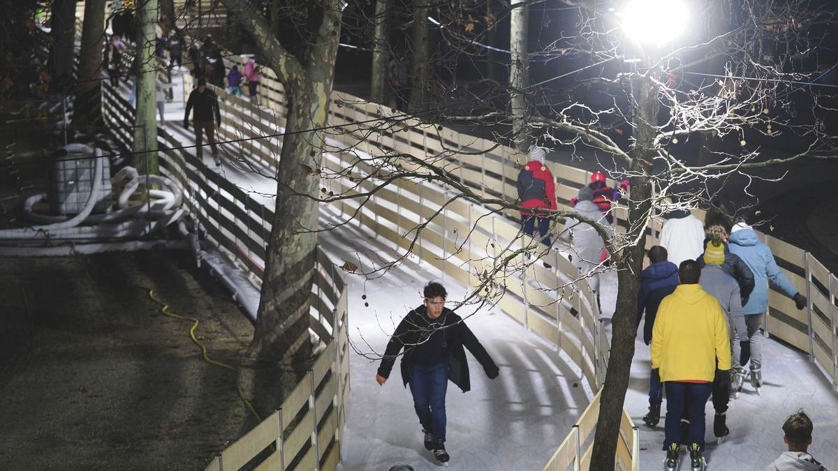 Szilveszteri buli a jégpályán bohóccal, jégszobrásszal és pörgős zenékkel