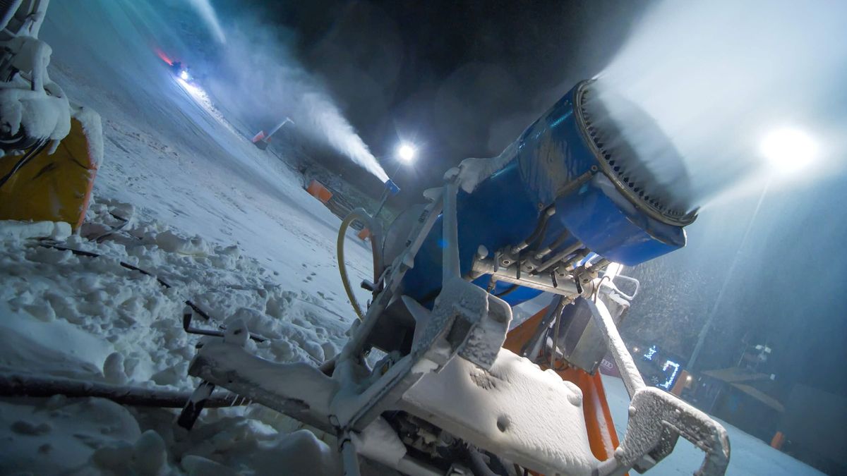 Dübörögtek a hóágyúk a Bakonyban – szuper hírünk van a síelés szerelmeseinek (videó)