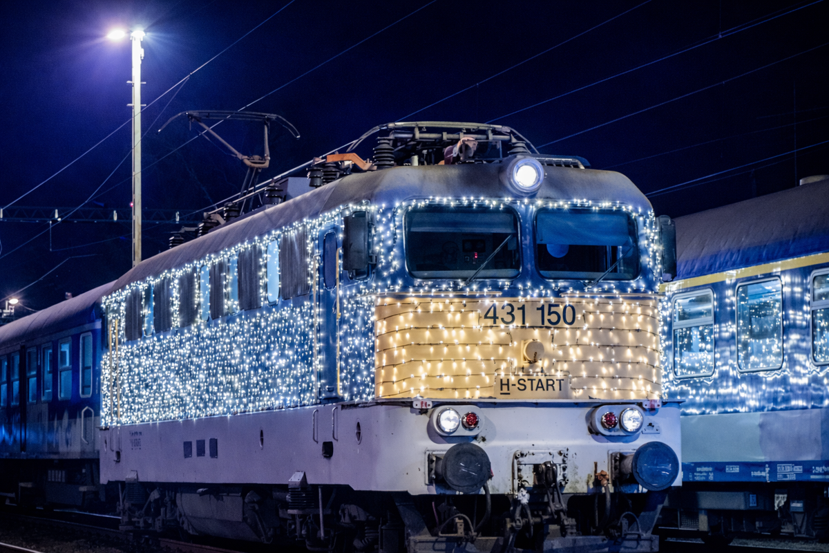 A Fény Szili mellett idén egy Bz dízel motorkocsit is feldíszített a MÁV fényvonatnak, így kedveskedik utasainak Forrás:fuzeshirek.hu