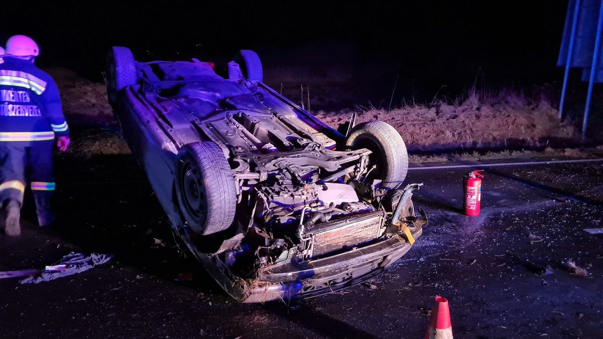 Felborult egy autó Noszlop és Devecser között, a sofőr megsérült
