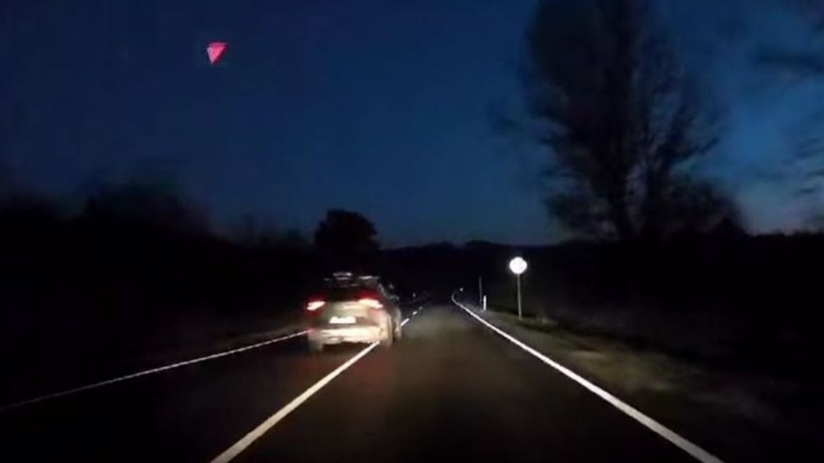 A rendőr előtt szegett szabályt a sofőr (+videó)