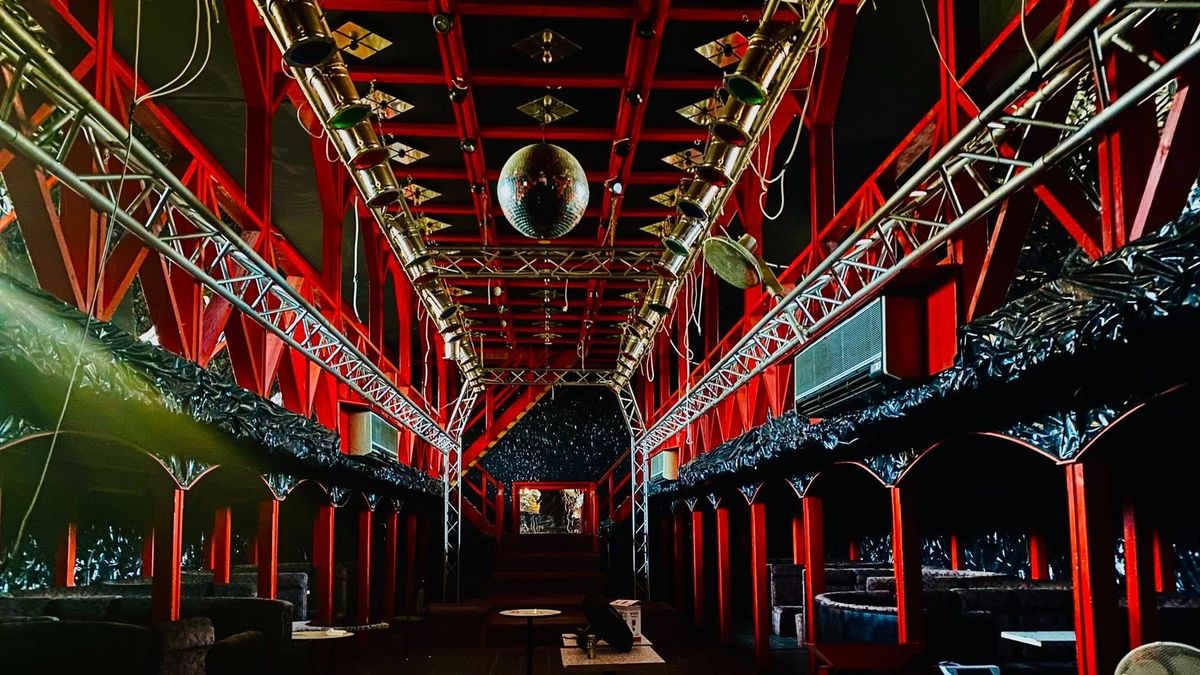 Új fotók az elhagyatott „piros diszkóról”, ahol ma legfeljebb csak a szellemek ropják (+ galéria)