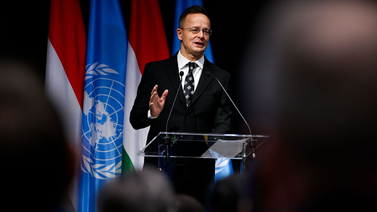 Szijjártó Péter a brüsszeli politikát bírálta