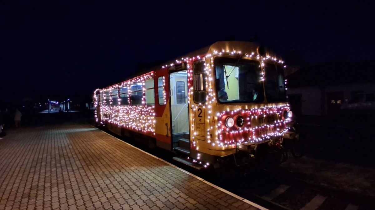 Beragyogta a pápai vasútállomást az ünnepi fényvonat (képgaléria)