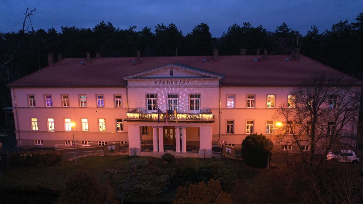 Adventi naptár a balatonfűzfői városházán!