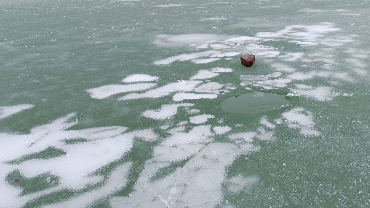 Tragédia a Balaton jegén, a tűzoltók már nem tudtak segíteni!