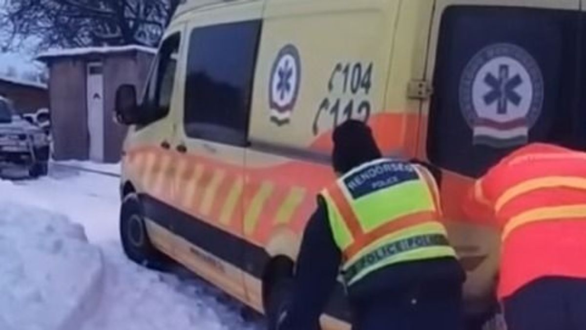 Ajkai rendőrök segítettek a hóban elakadt mentőautónak (videó)