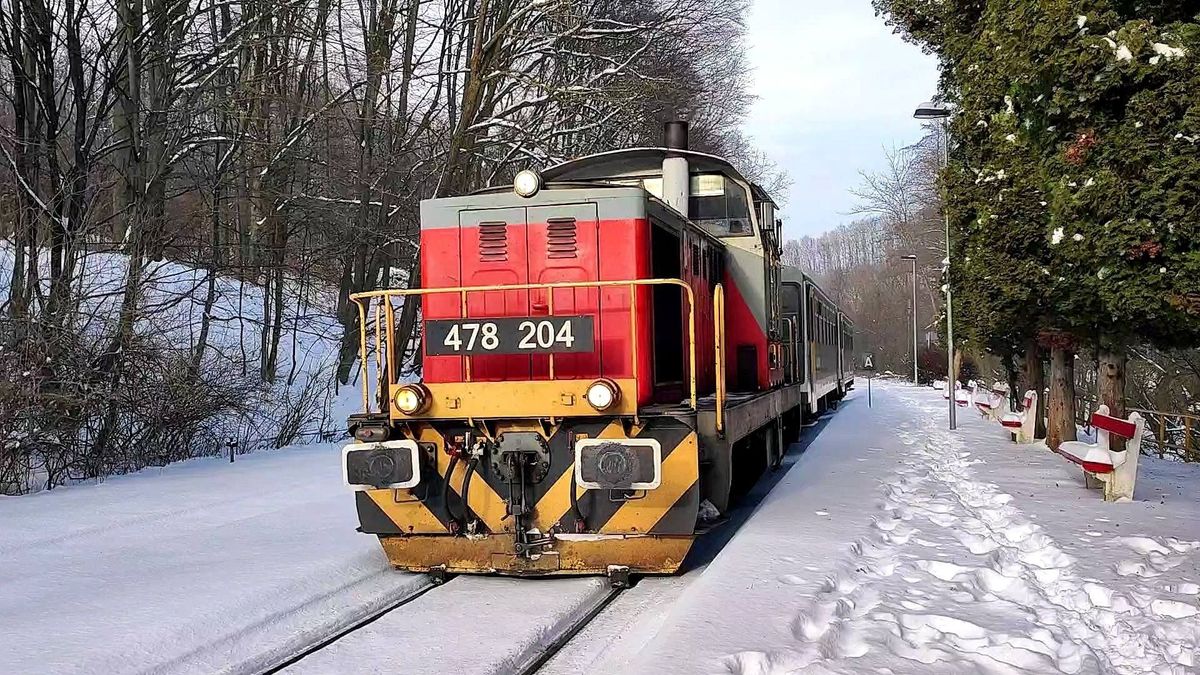 A világ vége utáni állomásokra érkező vonatot mutatjuk meg retró és káprázatos havas videón