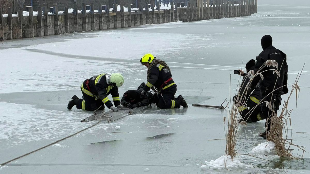 Mi történik, ha beszakad a jég? Ezt gyakorolták a tűzoltók Badacsonyban +fotók