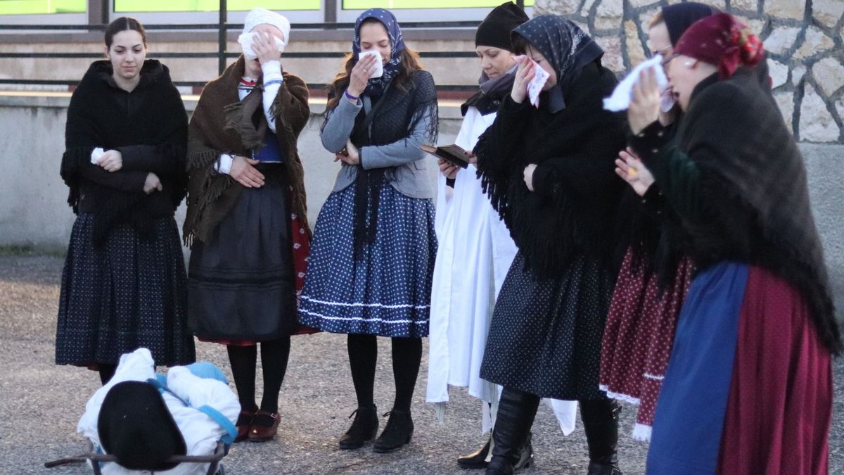 Tűzzel, tánccal, a legvidámabb siratással vár a különleges bakonyi felvonulás (képgaléria)