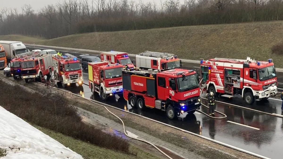 Akciófilmbe illő jelenetek az autópályán: kivonult a TEK, mesterlövész lőtte ki a lángoló palackokat (+videó)