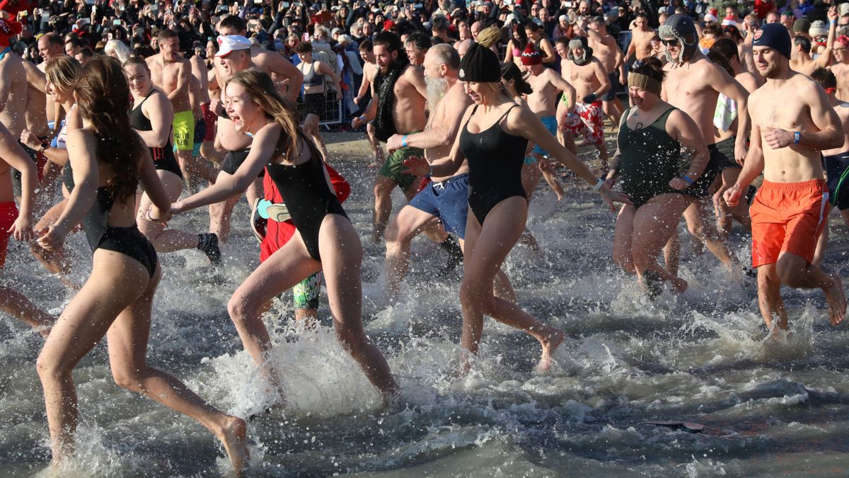 Sokan köszöntötték az új évet a szigligeti újévi csobbanáson (galéria, videó)