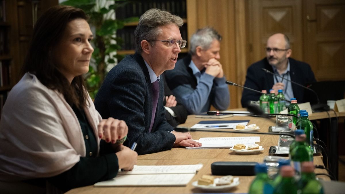 Hankó Balázs: a rezsicsökkentés évi 500 ezer forint megtakarítás a családoknak (videó)