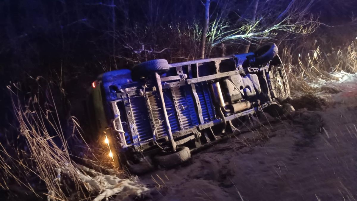 Durvul a hóhelyzet: kamionok akadnak el, egy teherautó árokba borult, teljes útzár a 83-ason (+ videók)
