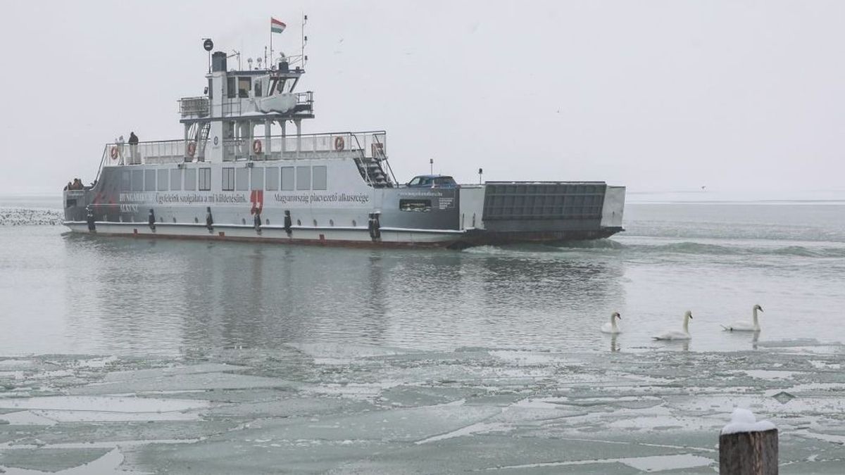 Olvad a jég, újra járnak a balatoni kompok