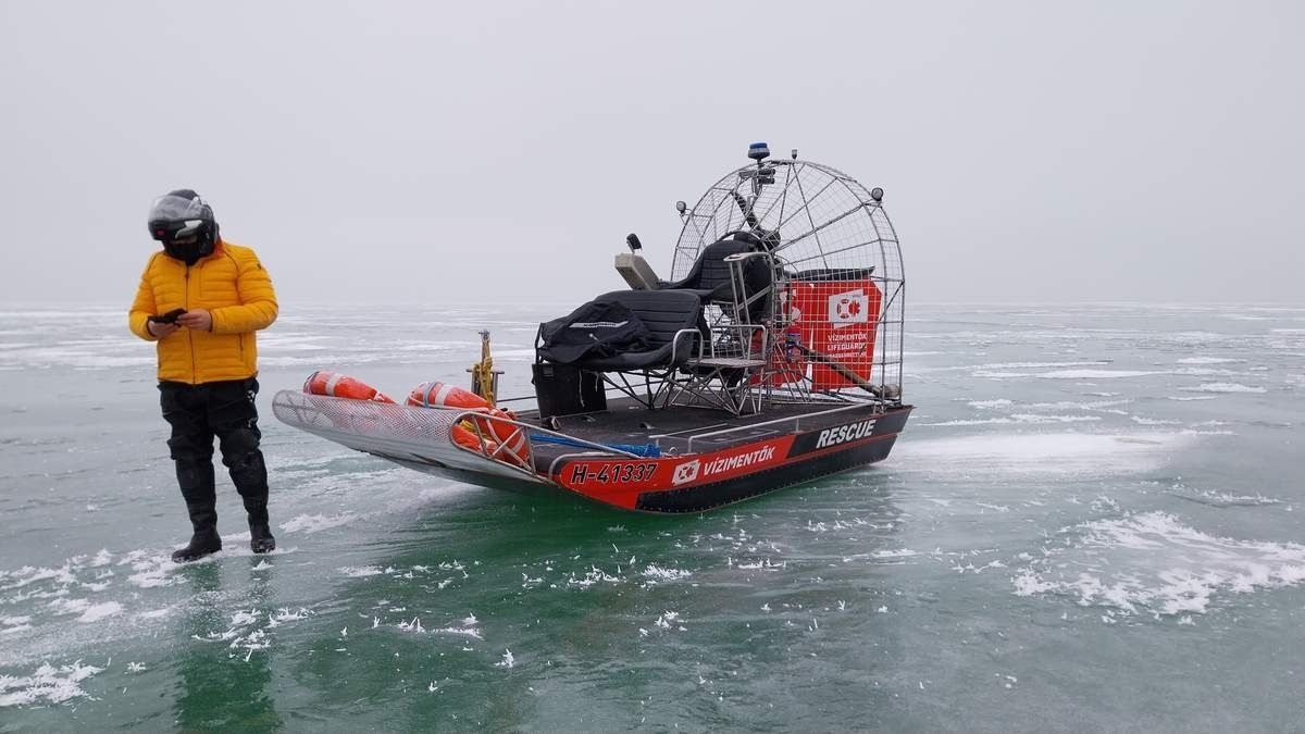 Veszélyes manőver: felmérés közben szakad be a jég a Balatonon (galéria + videó)