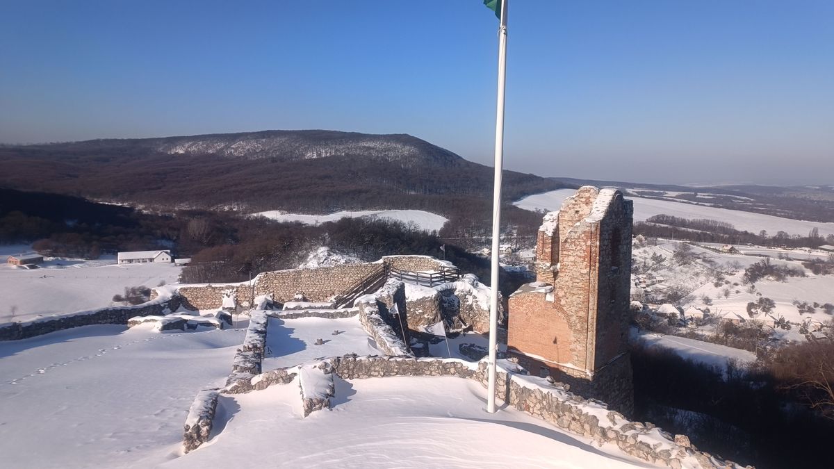 Fotókon a havas harc a bakonyi várért, 50 centis hótorlaszok ejtették rabul