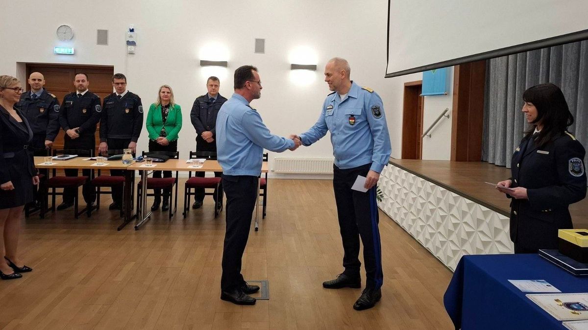 Megjutalmazta munkatársait a veszprémi rendőrfőkapitány