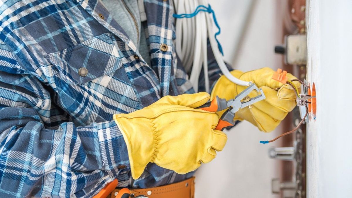 Álvillanyszerelő csapta be a kávézót nyitó nőt és húzta le több millió forinttal