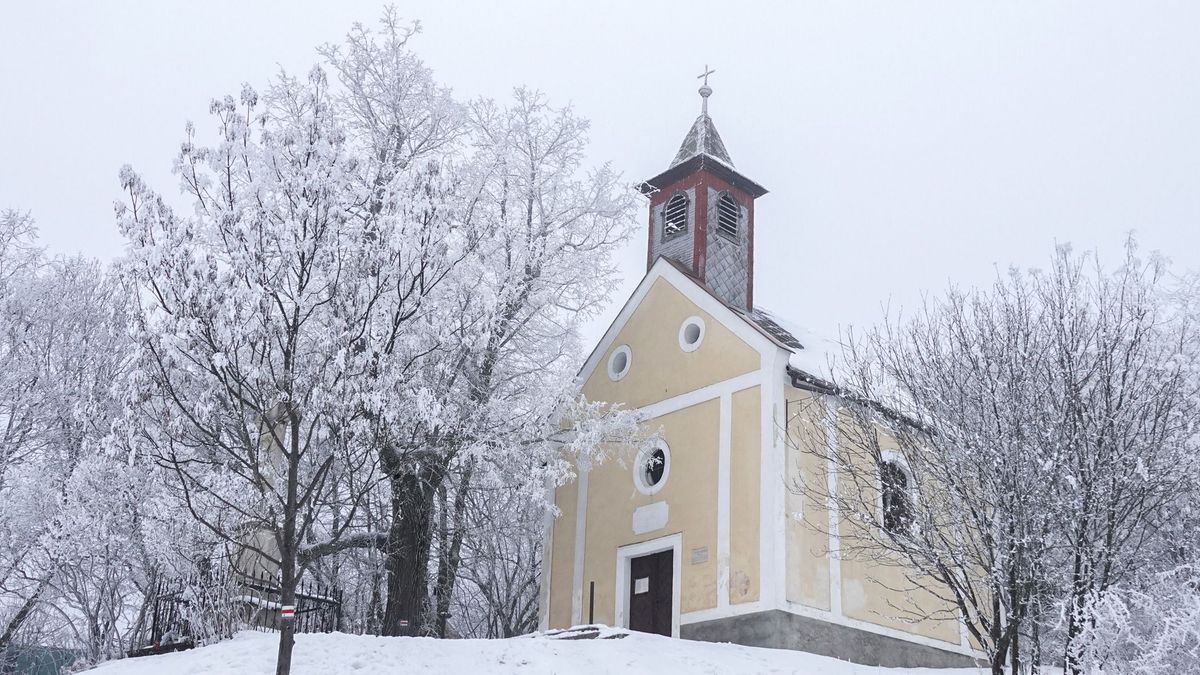 Ködbe burkolódzott a téli Csatár-hegy (galéria + videó)