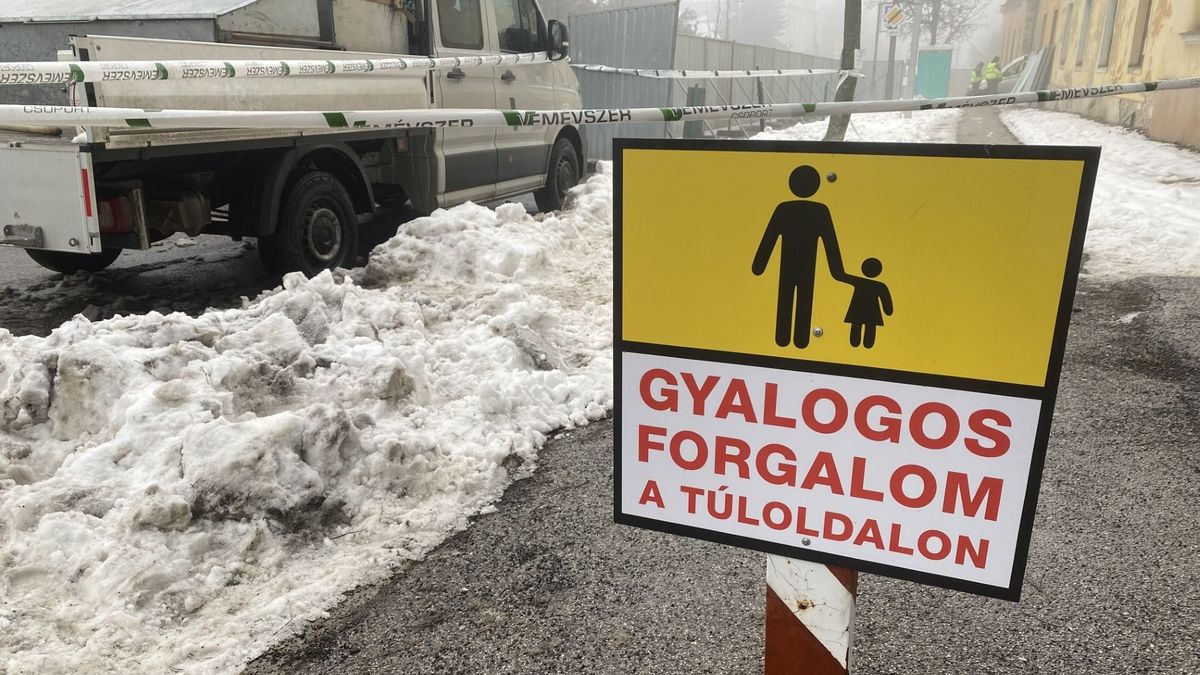 Társasházépítés miatt zártak le járdát és parkolókat a Bajcsy-Zsilinszky utcában (+ galéria)