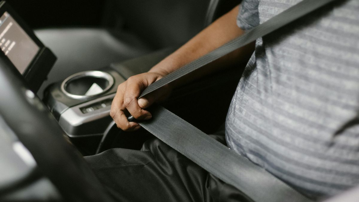 Telefon a pedálnál? Ezekkel indokolják, miért nincs bekötve a biztonsági öv (+ videó)