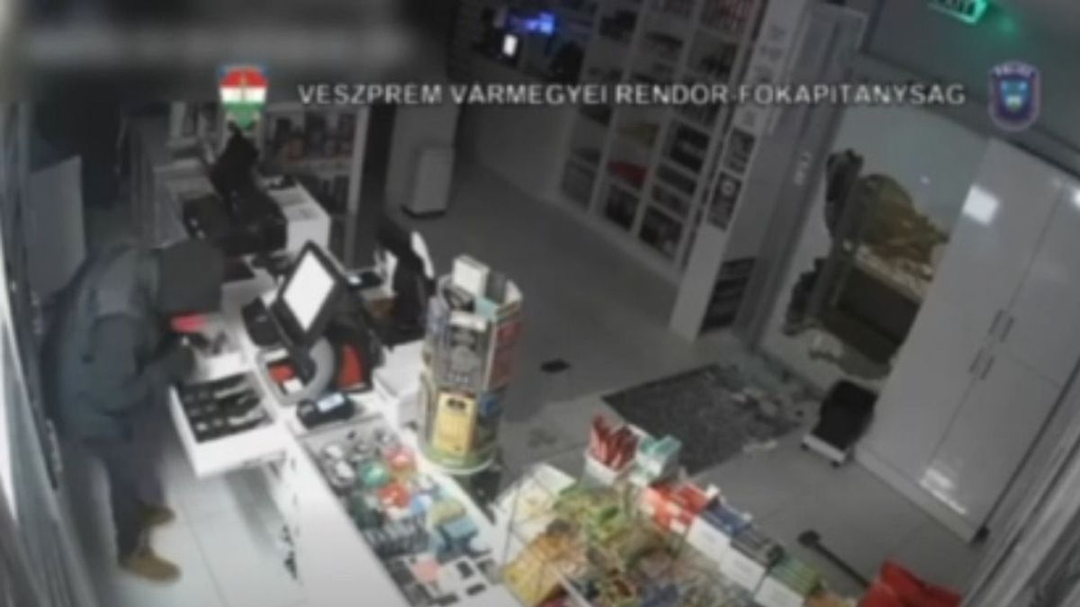 Baltával nyitott ajtót a dohánybolti betörő – Most a rácsok mögött füstölöghet magában (videó)