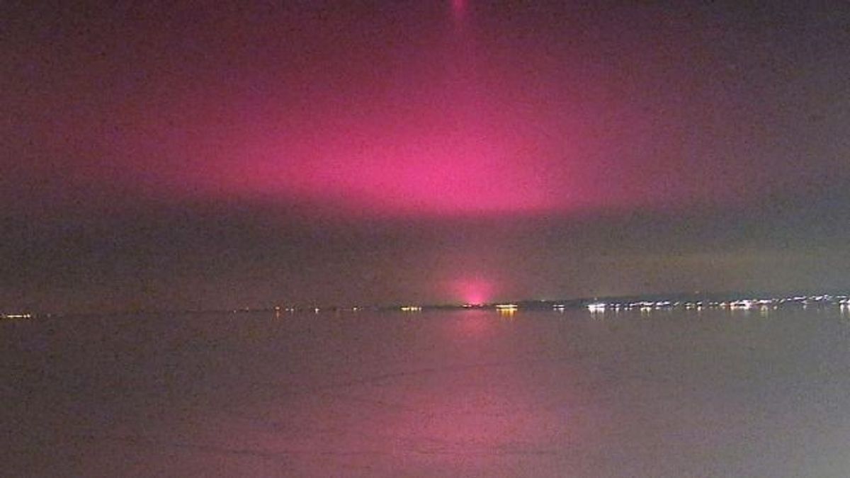 Különleges légköri jelenség festette rózsaszínre a Balaton egét (+ videó)