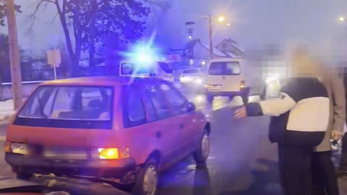 Rosszkor rossz helyen: elütött egy gyalogost a karambolozó, vétlen autó az iskolánál (+ videó)