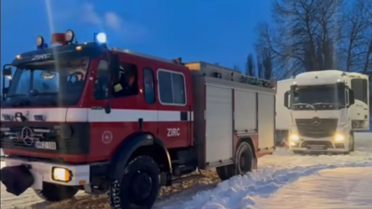 Kamion akadt el a vasútállomásnál Zircnél, műszaki mentésre volt szükség (+videó)