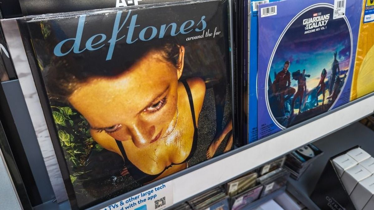 Évtizedek után kiderült, ki a csinos lány a világhírű metálbanda ikonikus borítóján (videó)