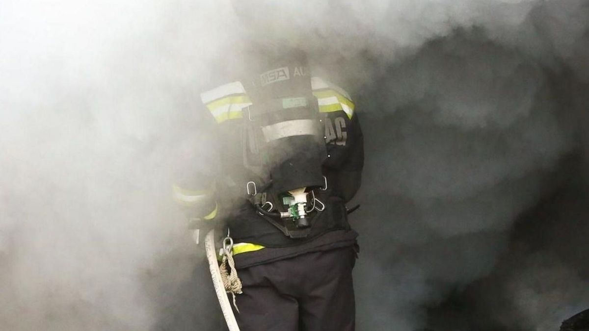 Lángoló családi házhoz riasztották a zirci tűzoltókat