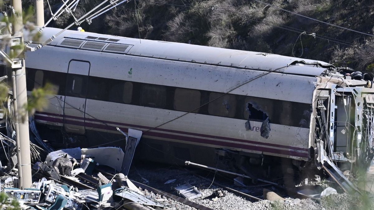 Vonatbaleset Katalóniában: leomlott támfalnak ütközött a szerelvény